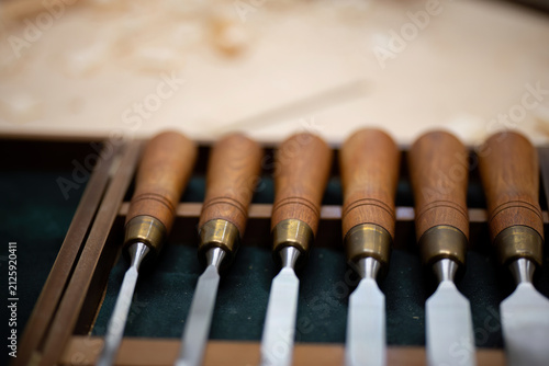 Foto Woodworking chisels hand tools craftsmanship