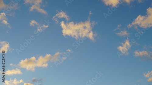Foto Dreamy Summer Clouds with Vibrant Pastel Twilight Sunset Sky
