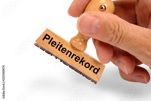 Foto Ein Holzstempel ist beschriftet mit dem Aufdruck: Pleitenrekord