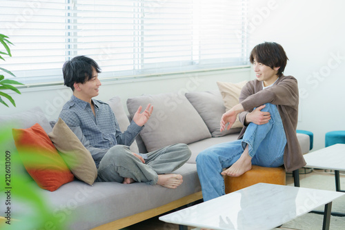 ソファに座って会話するz世代の日本人男性2人