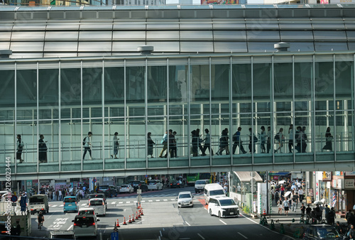 Bild auf Leinwand 東京渋谷 通路を歩く人たちと車