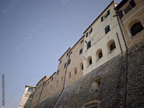 Foto Edificio storico in pietra e intonaco ripreso dal basso, con finestre ad arco, p
