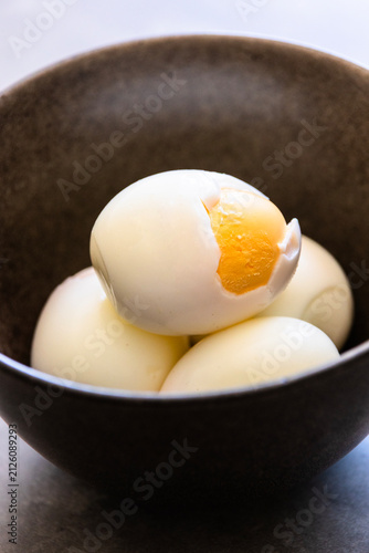 Foto Peeled Hard Boiled Eggs Served in Ceramic Bowl Close Up