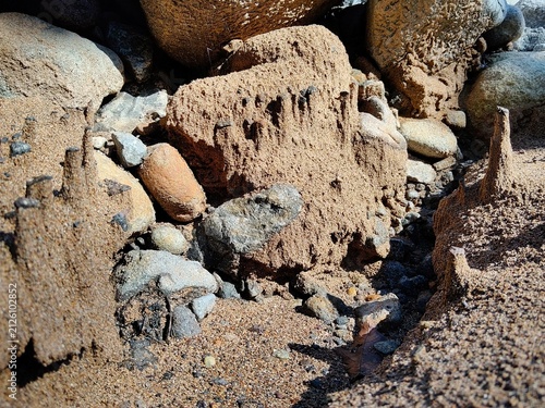 Foto Miniature canyon-like landscape created by sand and gravel erosion, offering an abstract representation of geological evolution