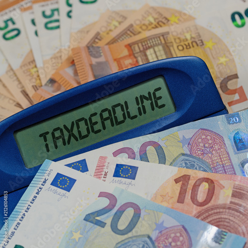 Taschenrechner mit dem Wort Taxdeadline im Display