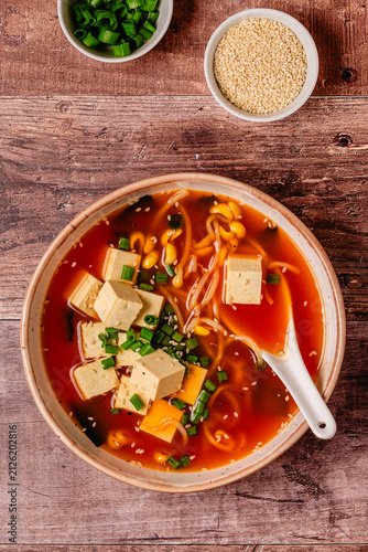 Foto Spicy miso soup with tofu and bean sprouts
