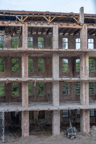 Obraz na plátne Abandoned multi-story brick industrial building with exposed floors, damaged roo