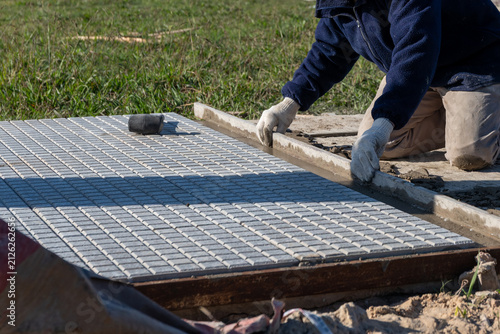 Foto Close-up of construction worker using a straight edge screed to level mortar for