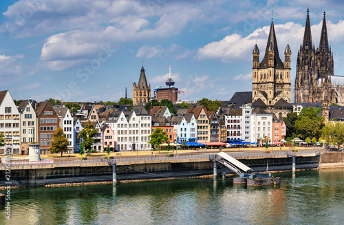 Panoramablick auf die historische Kölner Altstadt am Rhein mit der romanischen Kirche Groß St. Martin und dem weltberühmten Kölner Dom. 