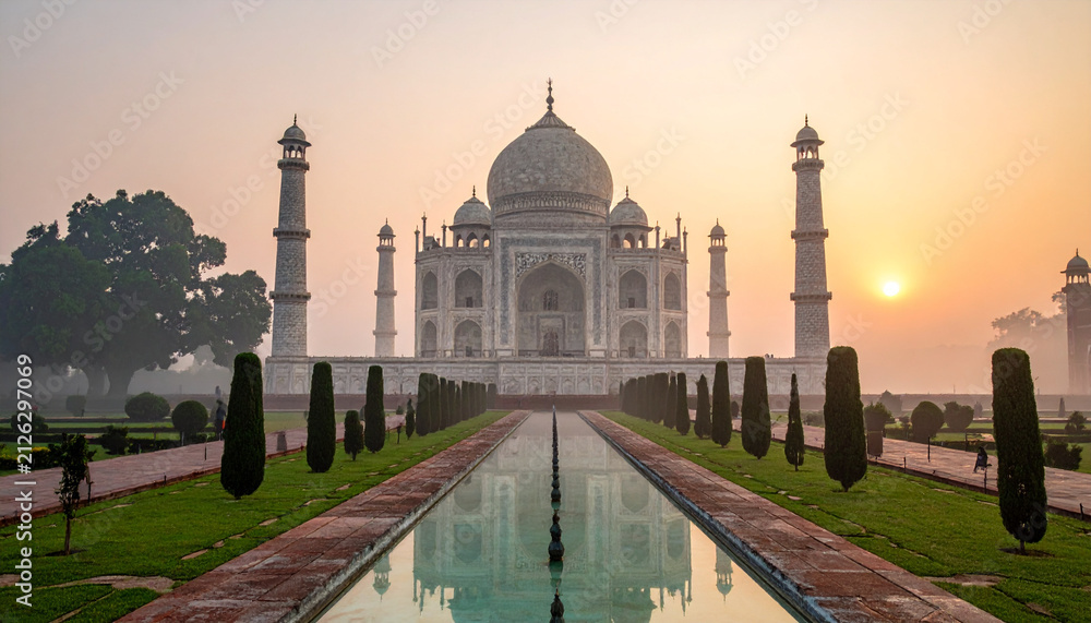 Obraz premium Taj Mahal at sunrise. Iconic white marble mausoleum in Agra, India.