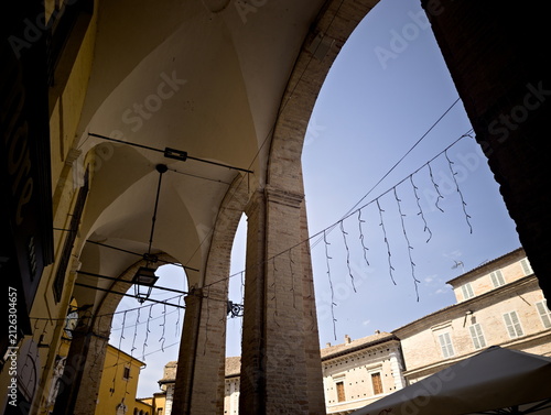 Cuadro en lienzo Scorcio architettonico con grandi archi in pietra che incorniciano il cielo azzu