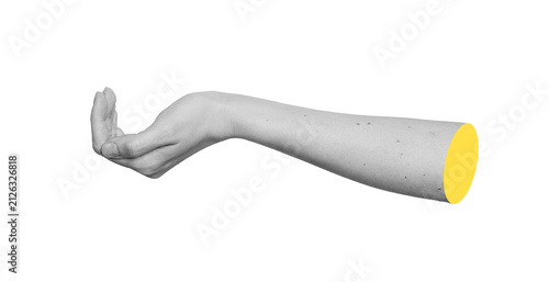 Foto Monochrome side profile of cupped palm holding unseen handful or pinch of small object
