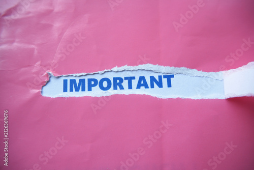 Fotografía The word IMPORTANT is written on the back of the torn paper—a background or inscription indicating the significance of something