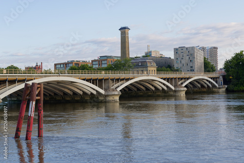 Fotografie The Grosvenor railway bridge over the River Thames near Battersea Power Station