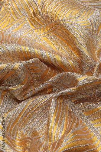 Картината върху платно Luxurious gold and silver brocade fashion fabric featuring an elegant wavy leaf pattern, showcasing rich metallic texture and shimmering folds for high-end couture design