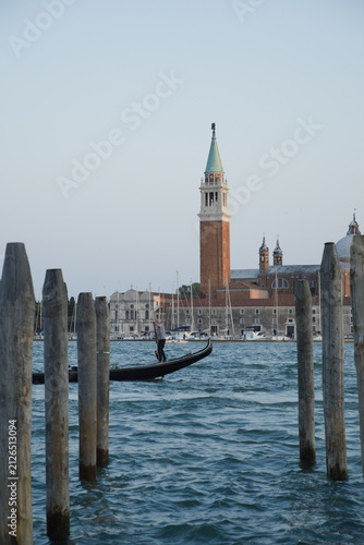 Cuadro en lienzo Gondola passing in front of the island of San Giorgio Maggiore in Venice