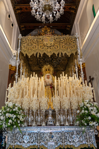 фотографія Candlelit Virgin Mary Statue on a Semana Santa Float Seville