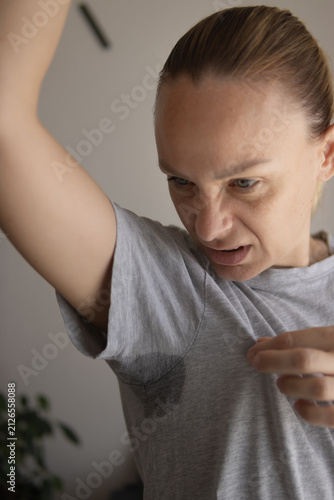 Canvastavla Woman experiencing excessive underarm sweating, feeling discomfort and embarrass