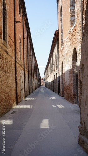 Ein Weg im Arsenale auf der Biennale in Venedig, Italien