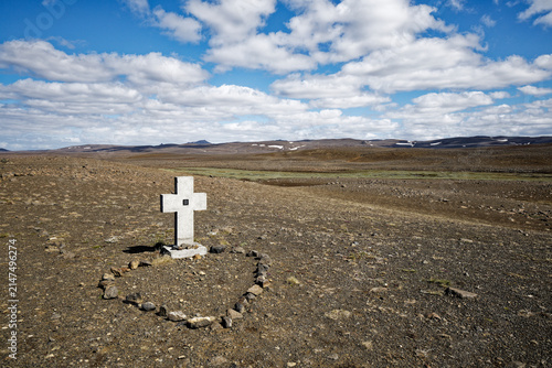 Canvas Print Solitary Memorial Cross in the Icelandic Highlands