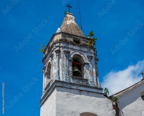 Fotografía Weathered colonial church bell tower against a blue sky