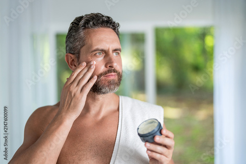 Fotografía Cream treatment for male face, spa