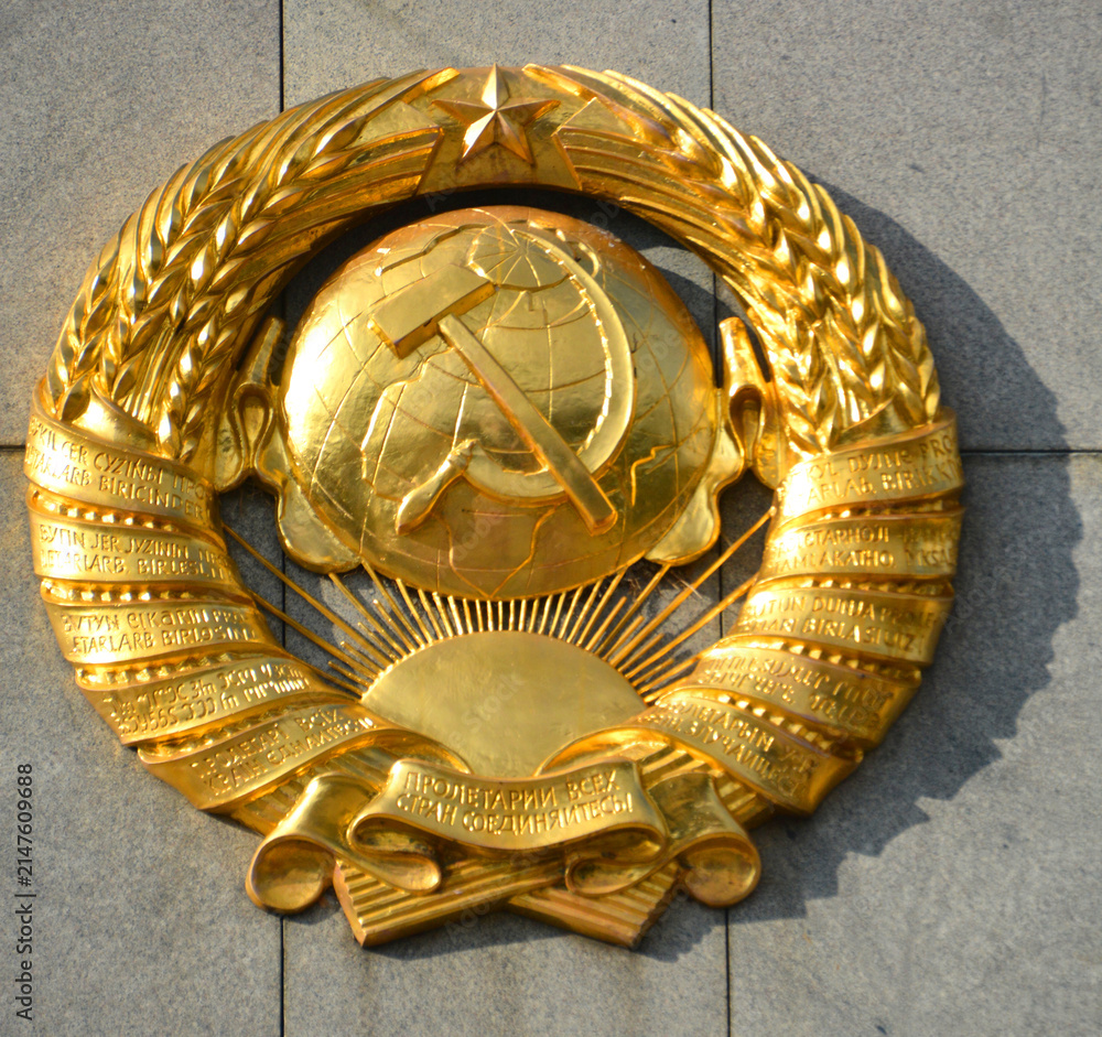 Obraz premium BERLIN GERMANY: Details of Soviet War Memorial is war memorials to commemorate war dead of 80,000 soldiers of Soviet Armed Forces who died during the Battle of Berlin in April and May 1945