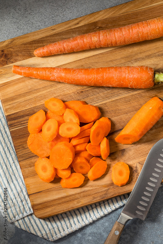 Obraz na plátně Organic Raw Cut Orange Carrots