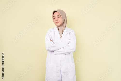 Quadro su tela young woman doctor wears a modest headscarf and has crossed arms