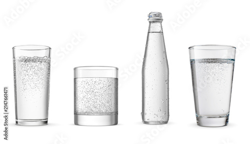 Foto Collection of fizzy sparkling water in various glasses and a bottle, featuring refreshing bubbles