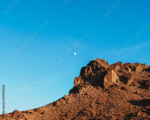 Fotografía Moon over mountain