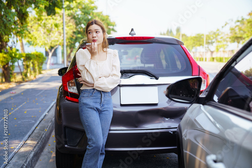Canvas Print Worried Asian woman calling roadside assistance on mobile phone