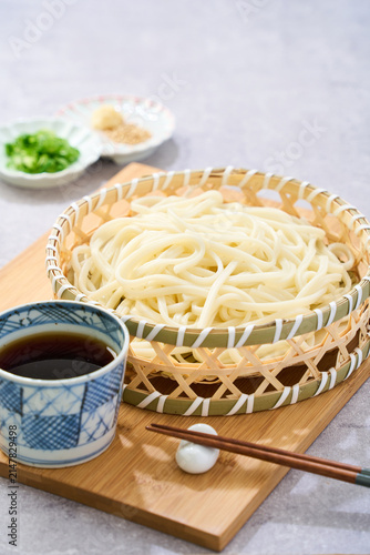ざるうどん 竹籠に盛った冷たい讃岐うどん