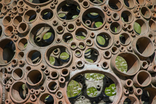 Foto Rusty metal grate texture with a woven pattern, close-up of weathered industrial