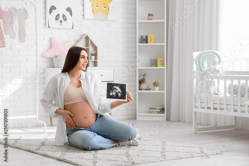 Young pregnant woman with s...