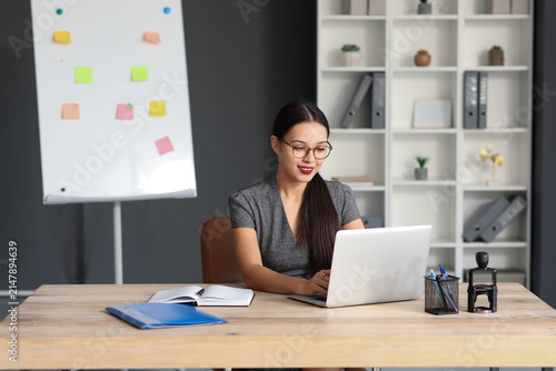 Young Asian businesswoman w...