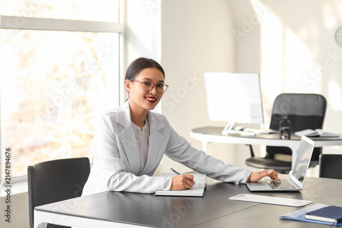 Young Asian businesswoman w...