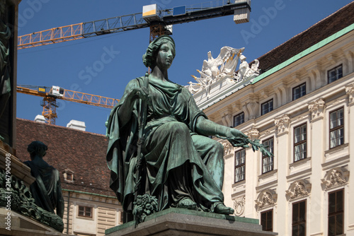 Statua allegorica in bronzo del monumento all'imperatore Francesco I nel cortile interno del Palazzo della Hofburg a Vienna, Austria