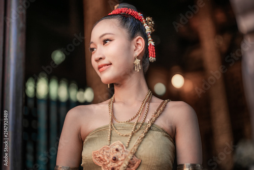 Fotografía Young woman in traditional Thai costume with elaborate jewelry and hair accessor