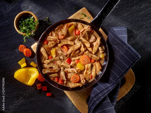 Schweinegeschnetzeltes, Ofengemuese, Pfanne, Topshot, Sahne, Geschnetzeltes, Schweinefleisch,