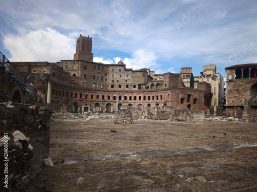 Obraz na płótnie Vue du marché de Trajan à Rome sous un ciel bleu, ancien complexe architectural