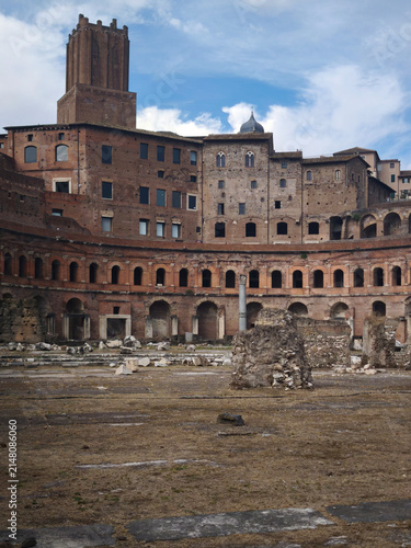 Obraz na plátne Marché de Trajan à Rome, ancien complexe commercial romain en briques et pierre,