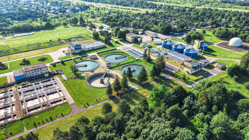 Foto Circular clarifiers at a municipal sewage treatment plant