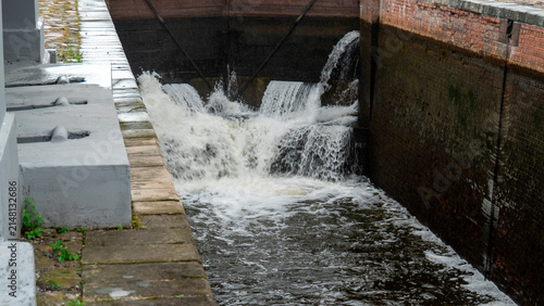 Cuadro en lienzo Water flows through a lock system in a canal in a city during a cloudy day The Augustow Canal on the Vistula River and the Neman River in Belarus Grodno Region on July 25, 2026