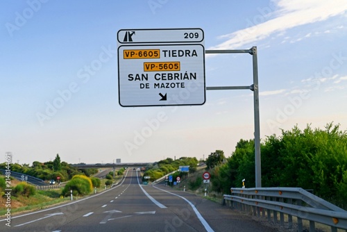 Foto Road sign on the A-6 motorway in Spain, indicating exit 209 towards Tiedra and San Cebrián de Mazote, province of Valladolid, Castile and León, Spain