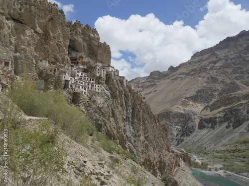фотографія Phugtal Monastery Built into a Cliff in Zanskar Valley, Ladakh, India