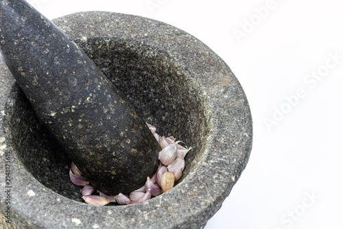 Foto Close up view of heavy traditional granite stone mortar and pestle filled with f
