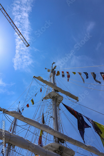 Foto Low angle view of a tall ship wooden mast with colorful signal flags against a b