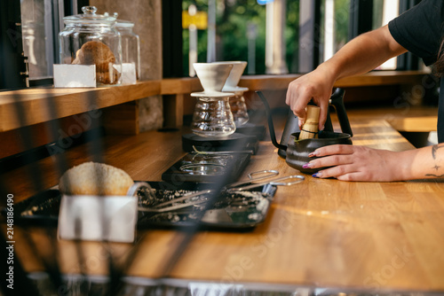 Foto Professional barista preparing traditional matcha tea with bamboo whisk at speci