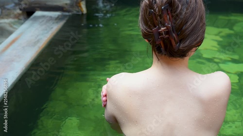 温泉に入る女性